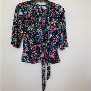 ♥️NEW Expresd peplum flower blouse/bow tie o…